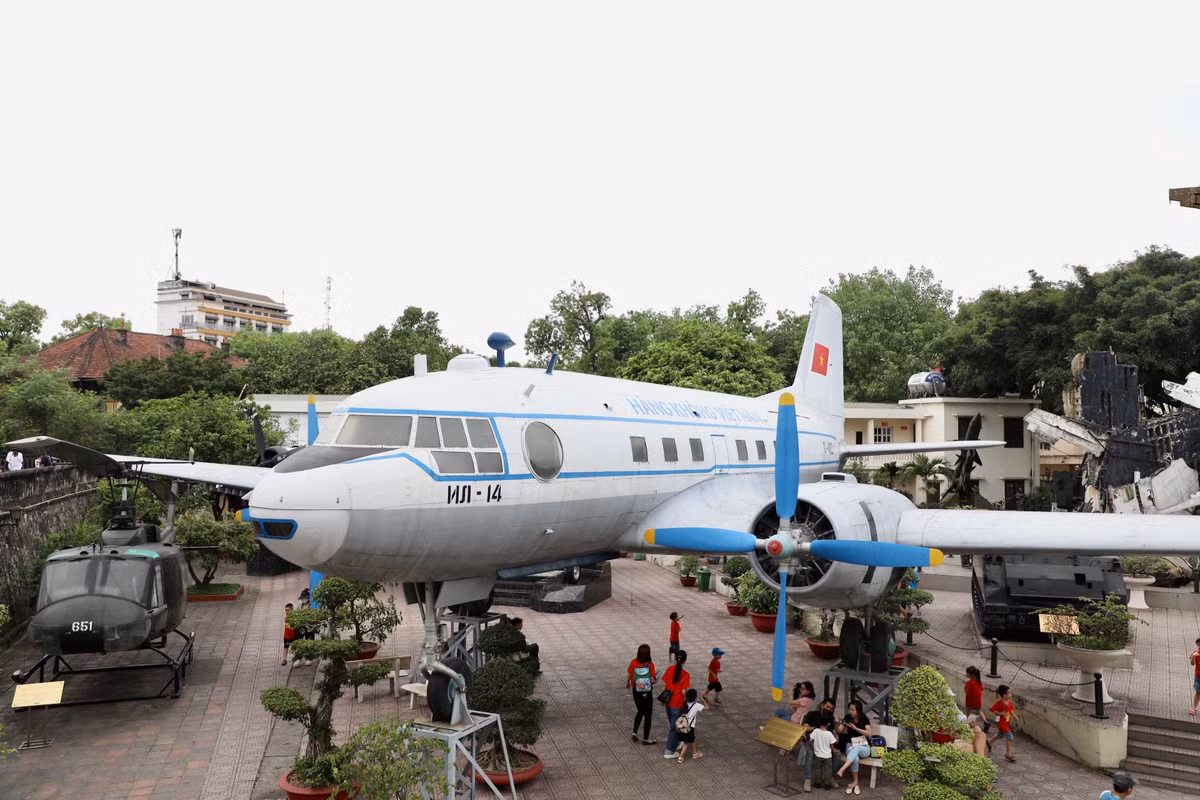 Máy bay IL-14 số hiệu VN-C482 được Chính phủ Liên Xô tặng Chủ tịch Hồ Chí Minh năm 1958, hiện tại đang được trưng bày tại Bảo tàng Lịch sử Quân sự Việt Nam.