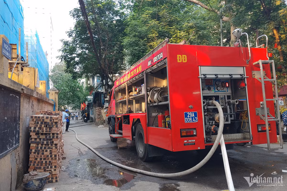 Hà Nội: Cháy trong khu dân cư, khói đen bốc cao hàng chục mét - Hình 3 Ha Noi: Chay trong khu dan cu, khoi den boc cao hang chuc met-Hinh-3