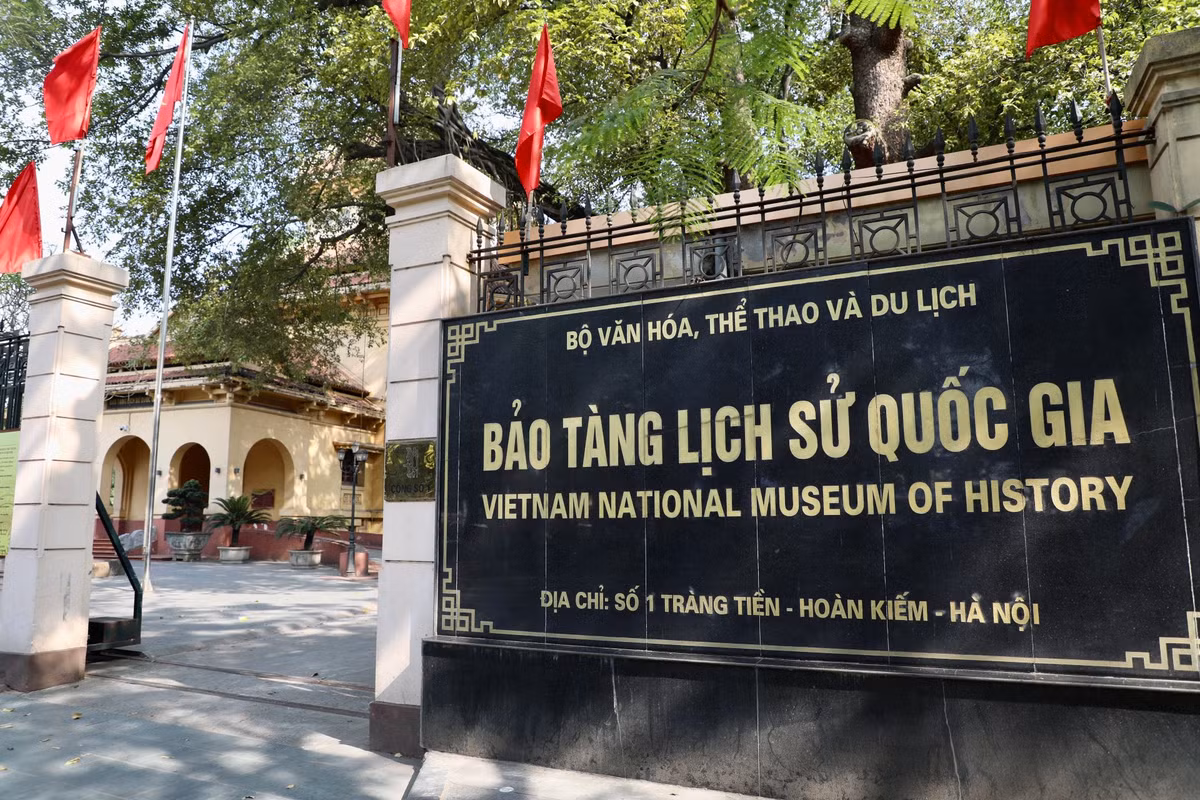  Bảo tàng Lịch sử quốc gia nằm tại số 1 phố Tràng Tiền (quận Hoàn Kiếm, Hà Nội), là một công trình kiến trúc tiêu biểu cho phong cách kiến trúc Đông Dương.