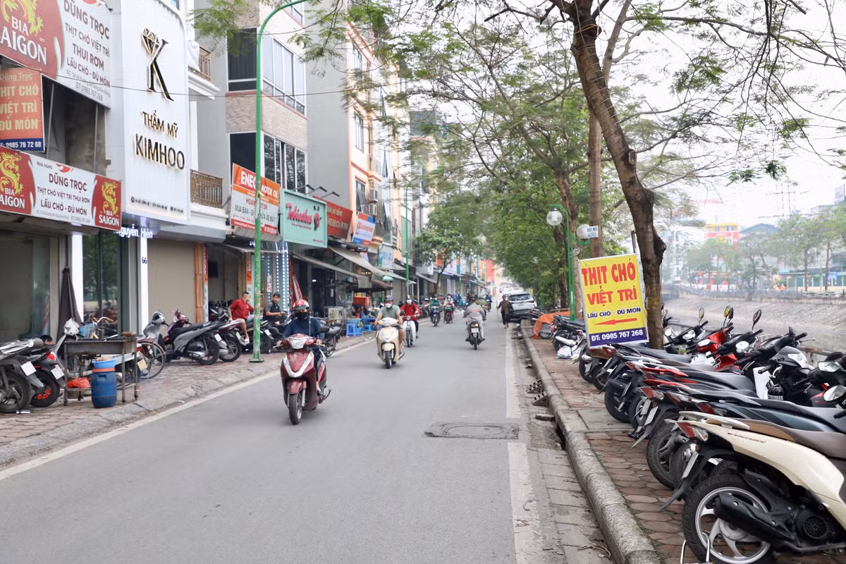 Hà Nội: Vỉa hè hai bên bờ sông Sét bị chiếm dụng nghiêm trọng Ha Noi: Via he hai ben bo song Set bi chiem dung nghiem trong