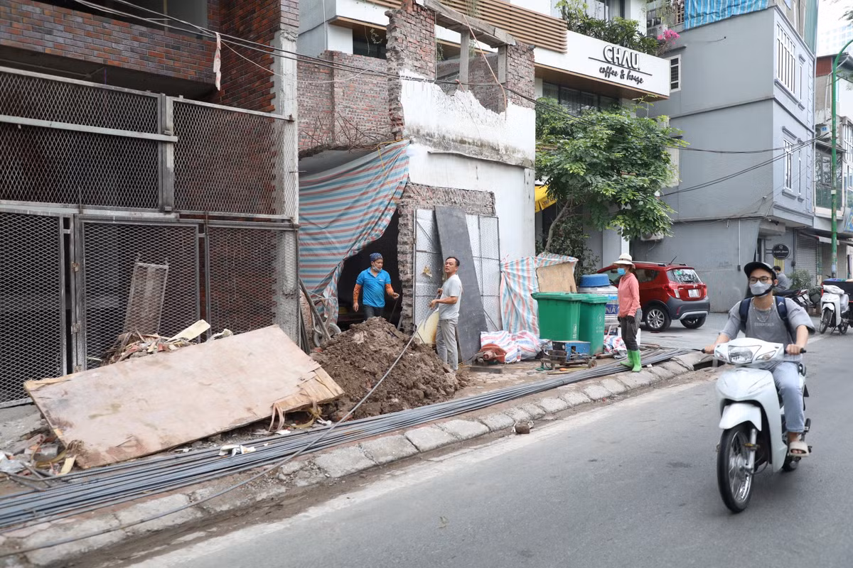 Theo ghi nhận, đối diện nhà tôn này là một công trình đang thi công.