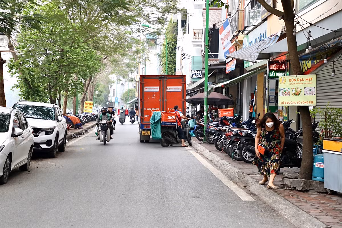 Hà Nội: Vỉa hè hai bên bờ sông Sét bị chiếm dụng nghiêm trọng - Hình 2 Ha Noi: Via he hai ben bo song Set bi chiem dung nghiem trong-Hinh-2