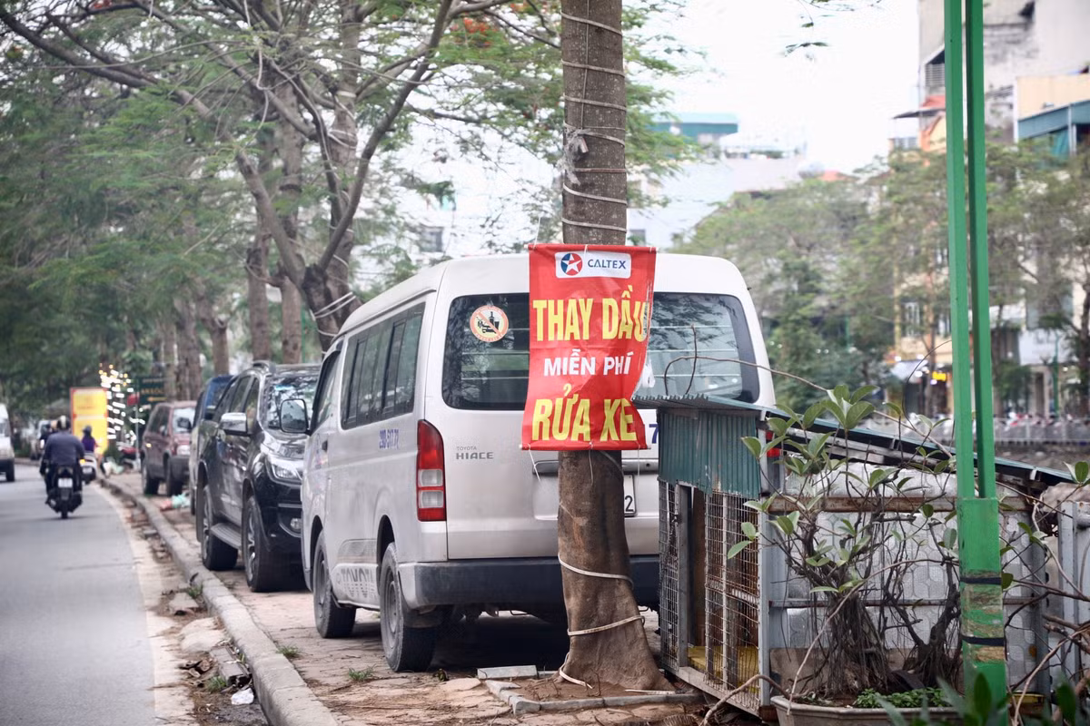 Tại ngõ 553 đường Giải Phóng (phường Giáp Bát) vỉa hè cũng biến thành nơi đỗ xe máy, ô tô.