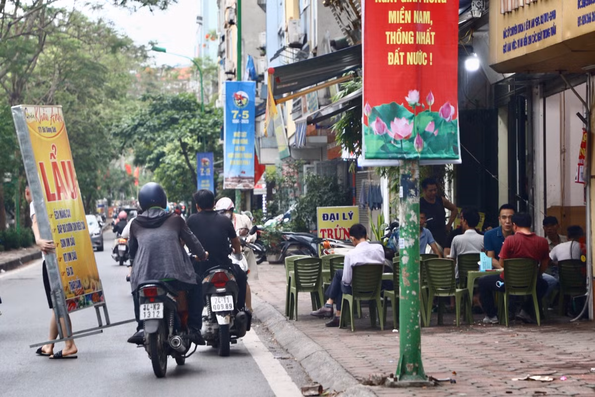 Các hộ kinh doanh bày tràn lan bàn ghế ra vỉa hè, người đi bộ chỉ có sự lựa chọn duy nhất là đi xuống lòng đường.
