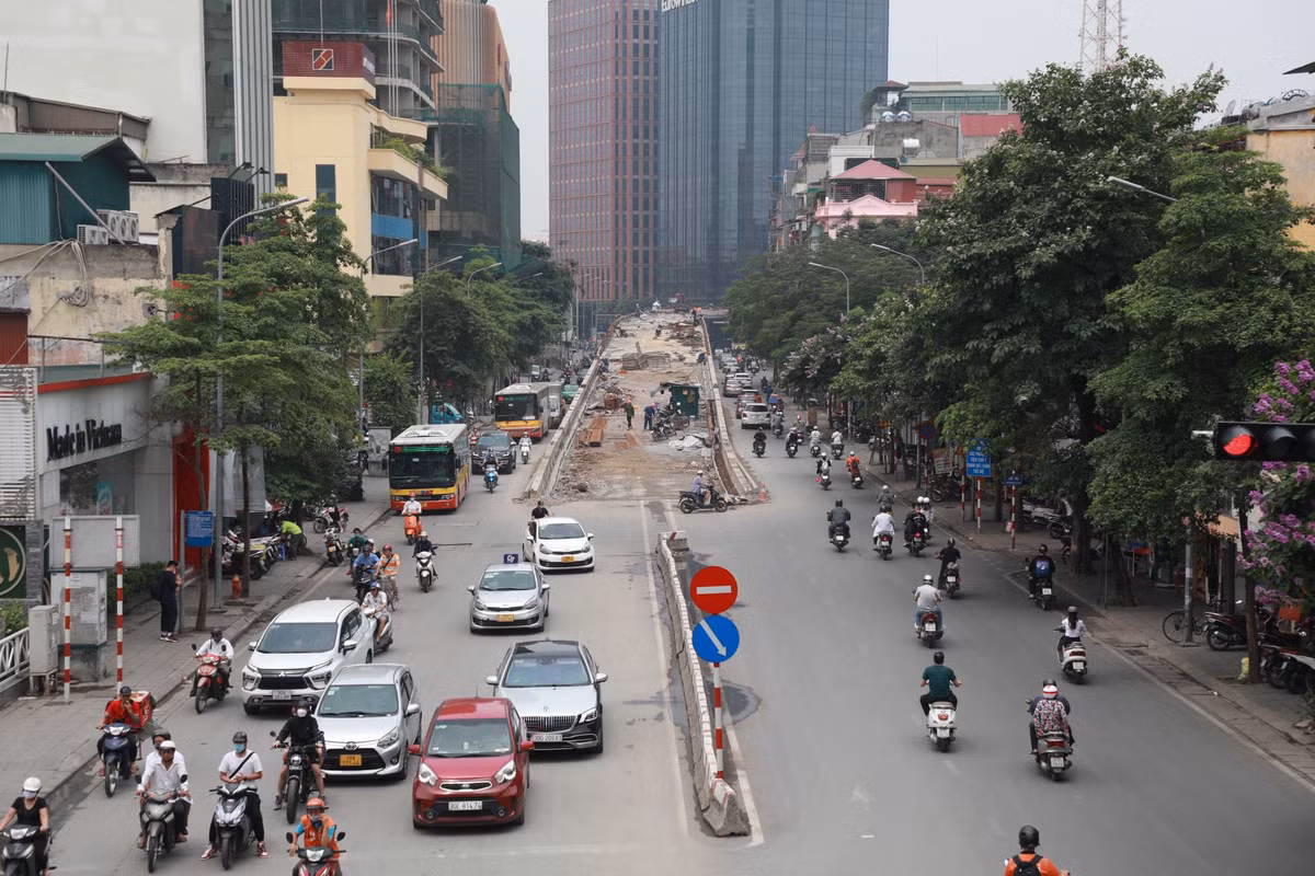 Sau gần 2 năm thi công, đến nay dự án cầu vượt chữ C nằm tại nút giao Chùa Bộc - Phạm Ngọc Thạch đang bước vào giai đoạn cuối cùng.