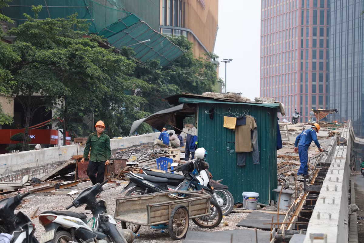 Ghi nhận của PV, tại công trường, hàng chục công nhân cùng máy móc đang tập trung hoàn tất các công đoạn cuối cùng của cầu vượt chữ C.