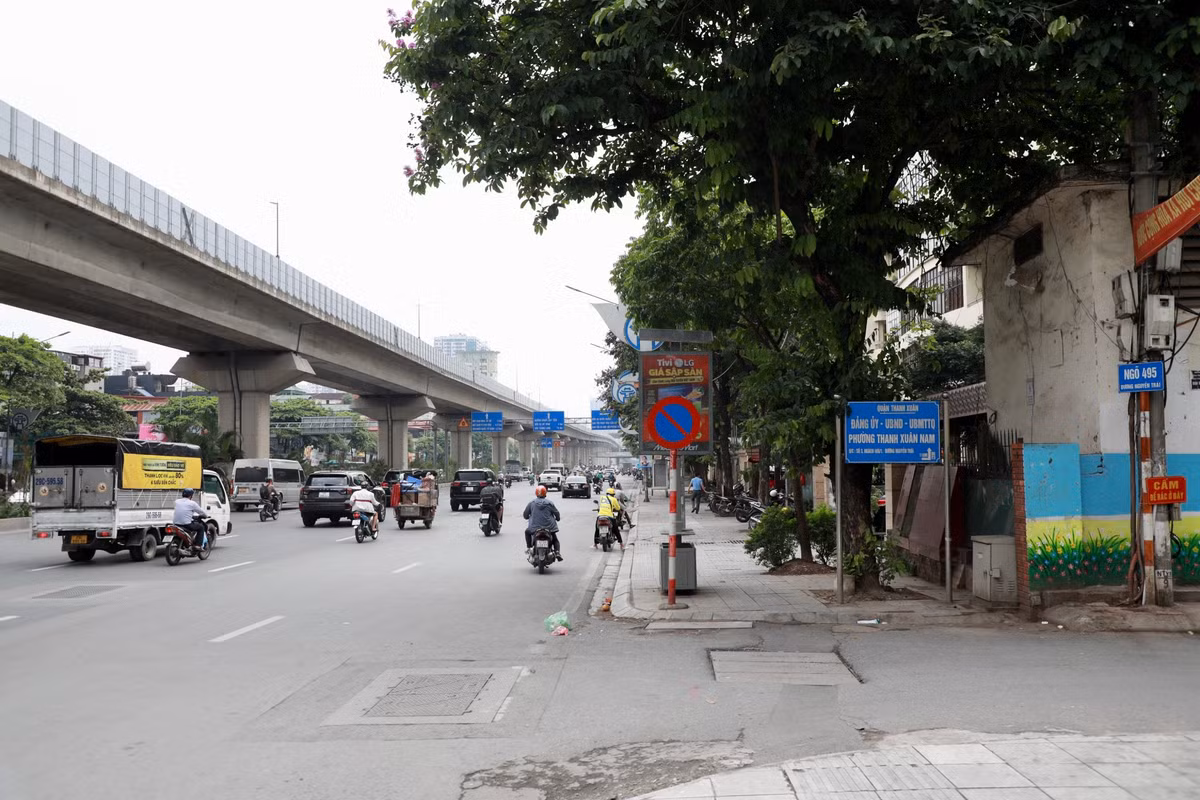 Vị trí khu vực rào chắn cụ thể của 8 hố ga là: Lòng đường đối diện ngõ 495 Nguyễn Trãi, lòng đường đối diện số nhà 493, đối diện số nhà 489, lòng đường gom phải đối diện số nhà 481, 477, 475, 459 Nguyễn Trãi và một phần vỉa hè, một phần lòng đường gom bên phải Nguyễn Trãi đi Nguyễn Xiển đối diện số nhà 445 Nguyễn Trãi.