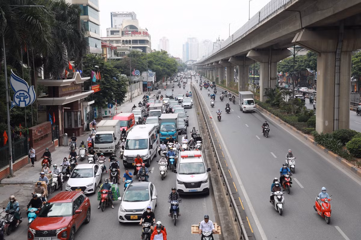 Nguyễn Trãi là tuyến đường huyết mạch phía tây nam Thủ đô, kết nối với quốc lộ 6 đi Hòa Bình, Sơn La, Điện Biên. Vào giờ cao điểm, tuyến đường thường xuyên ùn tắc, ôtô, xe máy đan xen rất khó di chuyển.