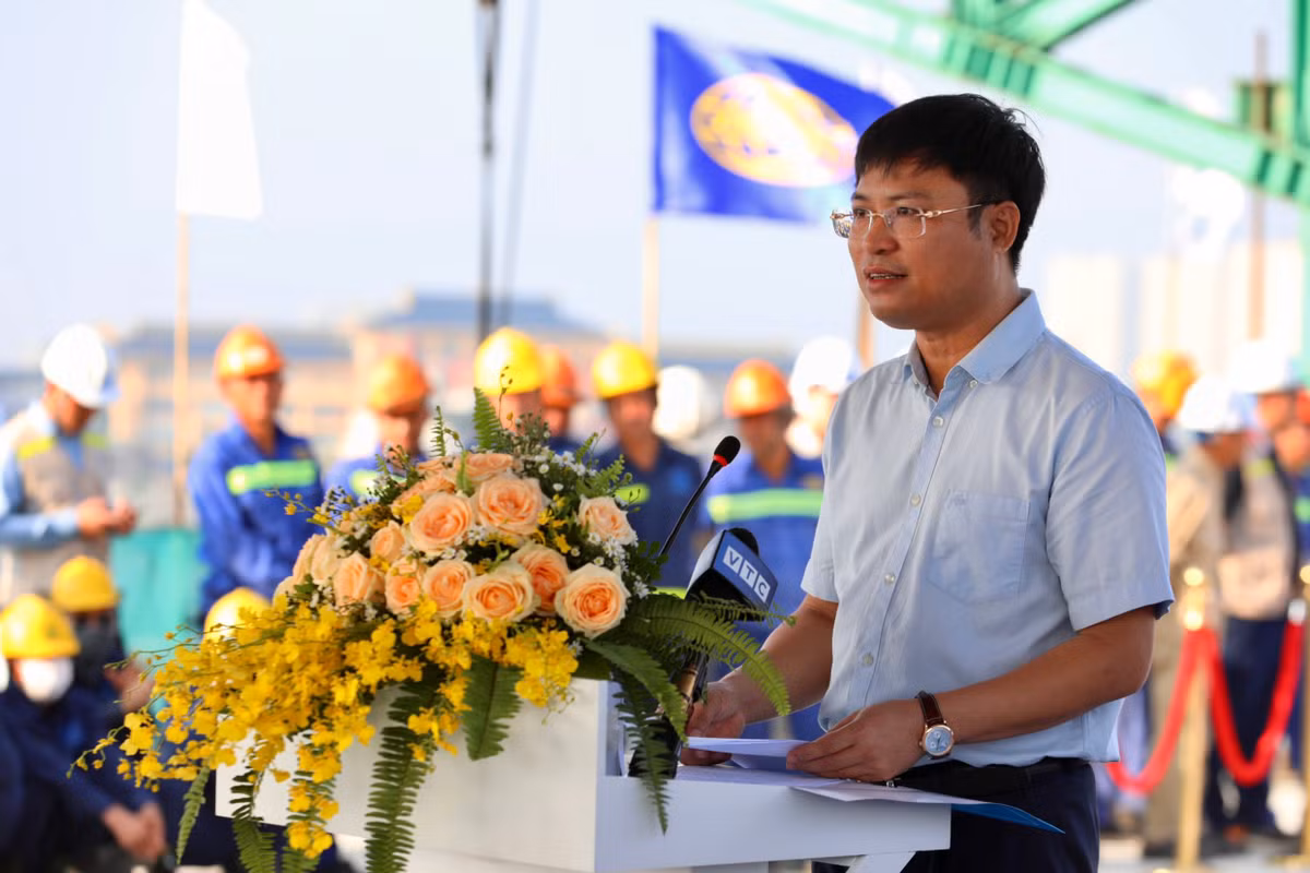 Tại lễ hợp long, Giám đốc Ban Quản lý dự án Đầu tư xây dựng công trình giao thông thành phố Hà Nội Nguyễn Chí Cường cho biết, sau khi hoàn thành đổ bê tông khối hợp long cuối cùng cầu chính vượt dòng chủ sông Hồng, nối liền hai đầu cầu giai đoạn 2 phía Hai Bà Trưng và Long Biên bảo đảm tiến độ, chất lượng, an toàn và hiệu quả, Ban quản lý dự án và các nhà thầu sẽ tập trung thực hiện các công việc còn lại để thông xe đưa vào khai thác, sử dụng trước ngày 2/9/2023 và hoàn thiện tổ chức giao thông đồng bộ toàn dự án.