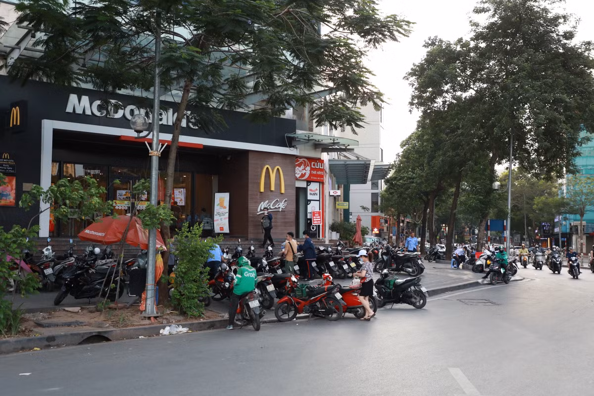 Tình trạng lấn chiếm lòng đường, vỉa hè gây cản trở, mất trật tự, ATGT trên phường Trung Liệt (quận Đống Đa) vẫn tái diễn, không được xử lý triệt để.