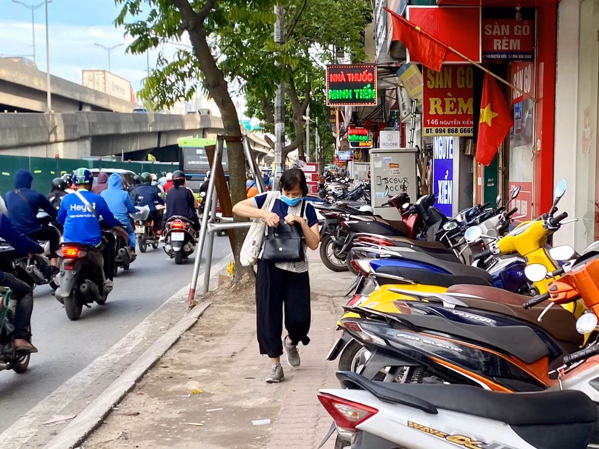 Trái với cảnh vỉa hè thông thoáng trong giai đoạn tổng kiểm tra, xử lý vi phạm trật tự đô thị, hiện vỉa hè tại tuyến đường Nguyễn Xiển lại tiếp tục bị lấn chiếm.