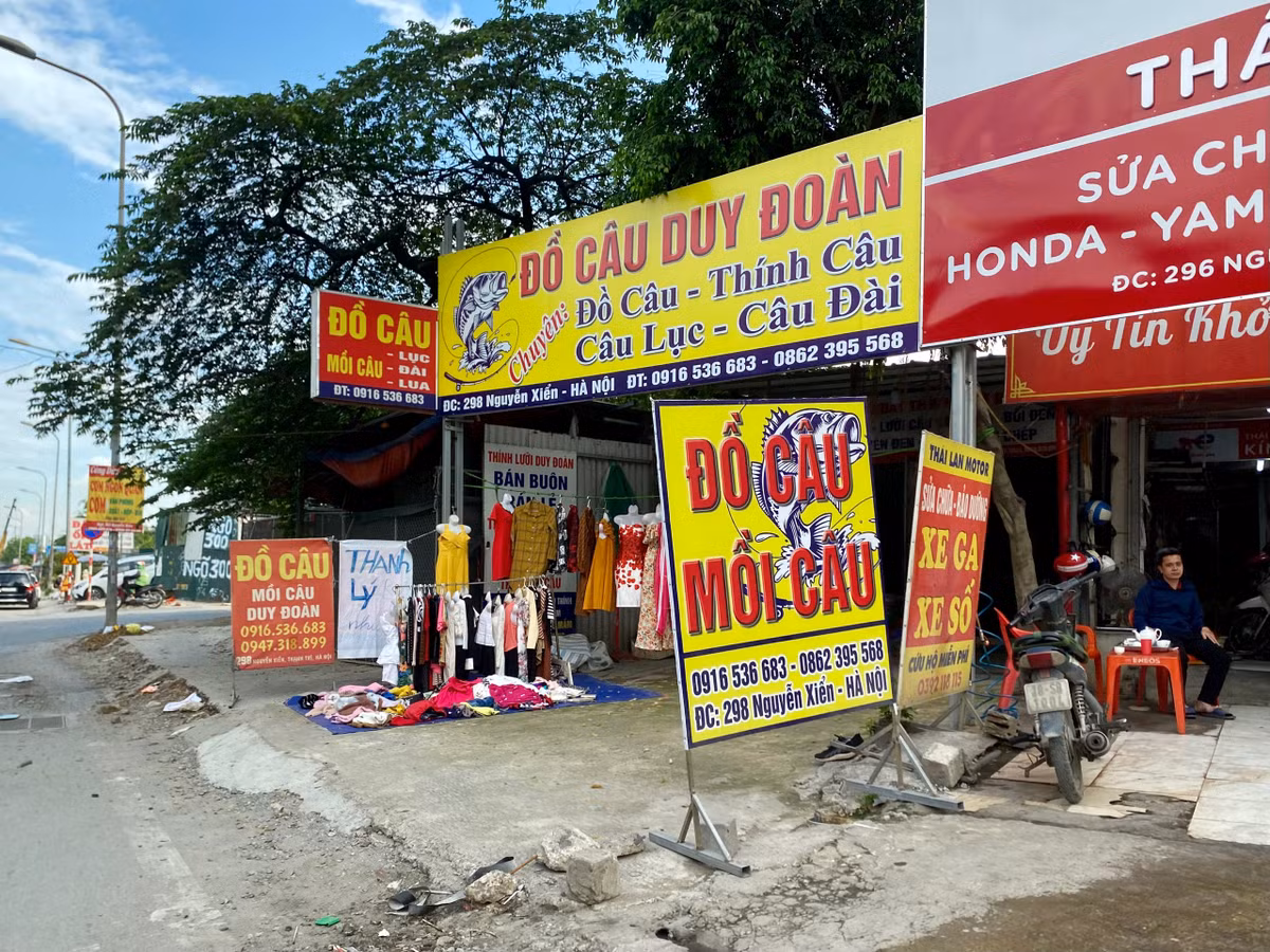 Đối với hành vi lấn sử dụng trái phép lòng đường đô thị, hè phố để: Họp chợ; kinh doanh dịch vụ ăn uống; bày, bán hàng hóa; rửa xe; đặt, treo biển hiệu, biển quảng cáo… hoặc thực hiện các hoạt động khác gây cản trở giao thông chiếm lòng lề đường có thể phạt tiền từ 2.000.000 đồng đến 3.000.000 đồng đối với cá nhân, từ 4.000.000 đồng đến 6.000.000 đồng đối với tổ chức.