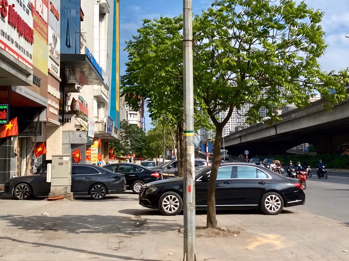 Vừa qua, ban chỉ đạo 197 TP Hà Nội ra quân dẹp vỉa hè, tuy nhiên sau một thời gian, tình trạng chiếm dụng vỉa hè, lòng đường để đỗ xe, kinh doanh, buôn bán trái quy định tại tuyến đường Nguyễn Xiển (quận Thanh Xuân, Hà Nội) đã lặp lại gây ảnh hưởng đến trật tự đô thị.