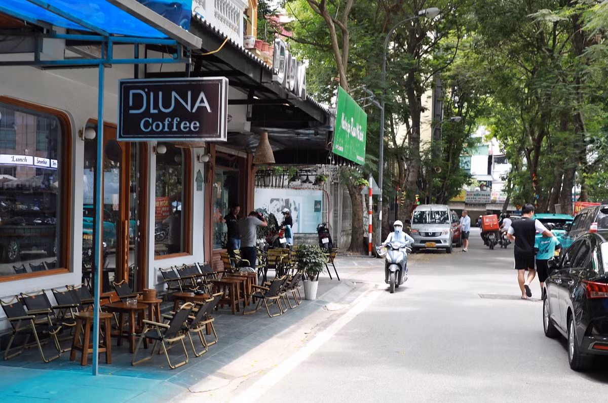 Quán cafe bày bàn ghế chiếm hết vỉa hè.