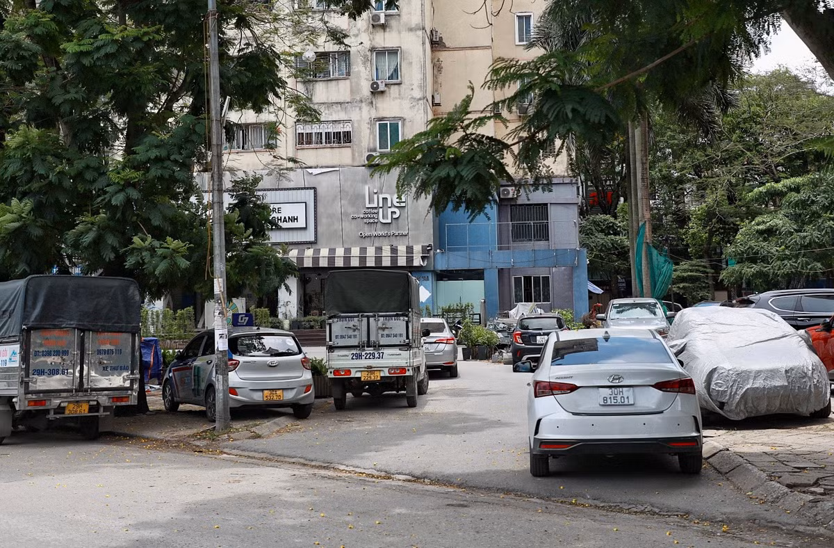 Chỉ tính riêng ô tô, ước tính trên địa bàn phường Định Công mỗi ngày có tới cả trăm phương tiện đỗ sai quy định.