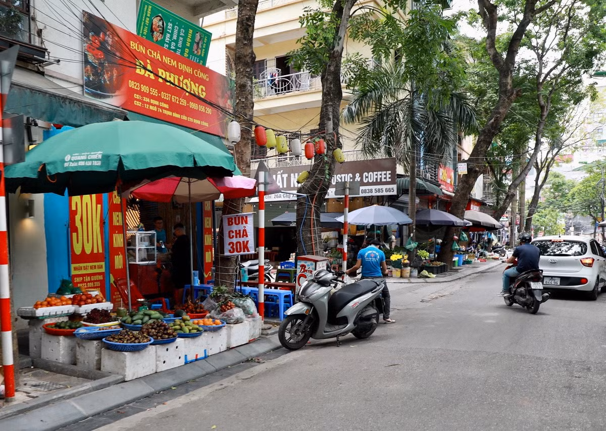 Tại ngõ 76 Trịnh Đình Cửu (cạnh chợ Xanh Định Công), các tiểu thương chiếm dụng hè phố để kinh doanh buôn bán.