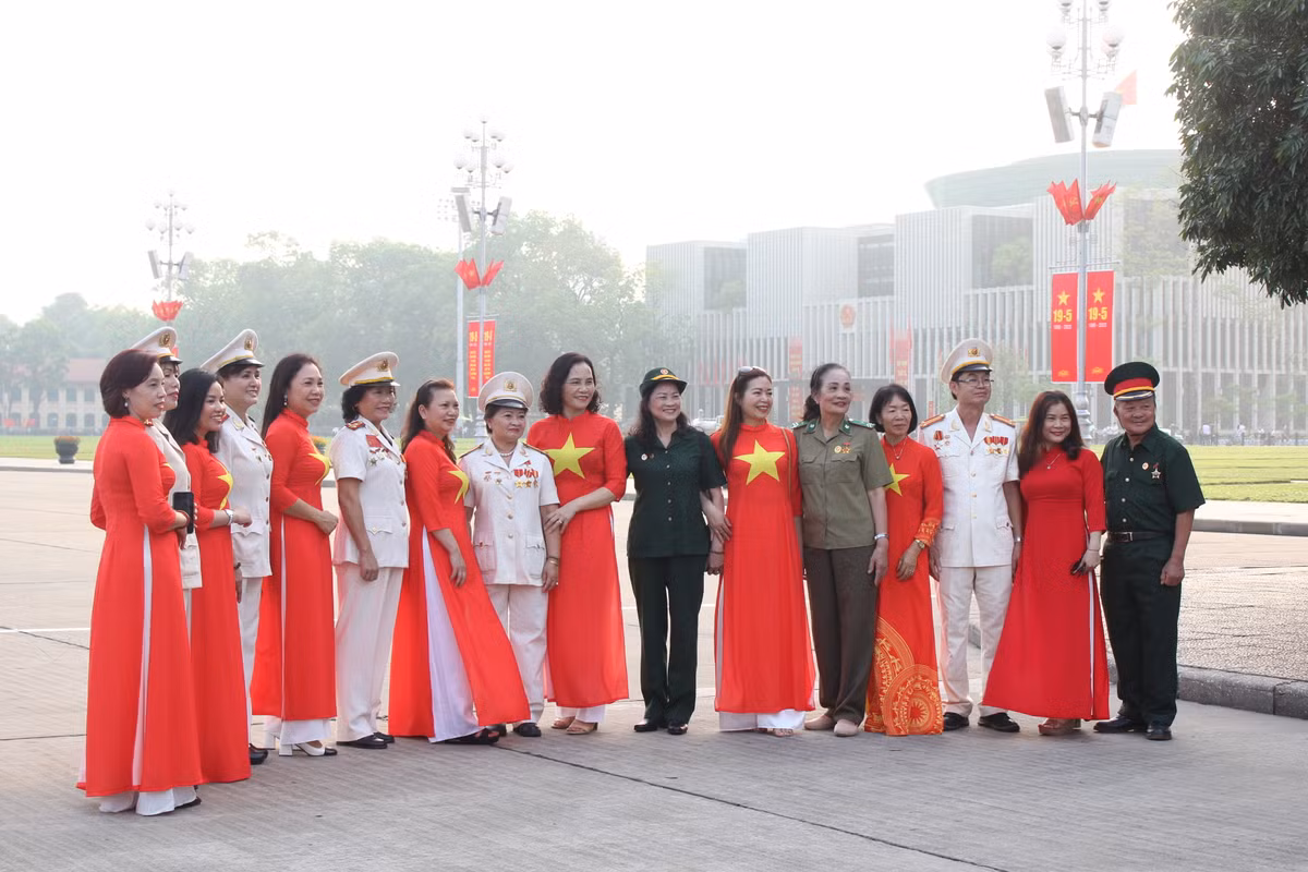 Đoàn cán bộ cựu chiến binh từ tận TP HCM xa xôi cũng tề tựu về đây nhân kỷ niệm sinh nhật Bác