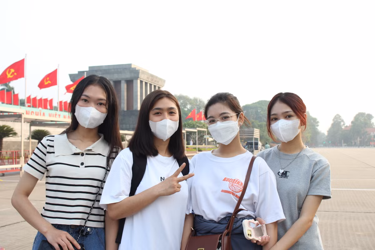Rất đông các bạn trẻ có mặt tại Quảng trường Ba Đình từ rất sớm để được chứng kiến khoảnh khắc thiêng liêng. Bạn Duyên, sinh viên năm 2 Học viện Tài chính chia sẻ: "Chúng mình cũng muốn đi từ lâu rồi, nhưng thời gian không cho phép. Hôm nay sinh nhật Bác nên quyết tâm phải đi. Mình rất xúc động vì có mặt trong lễ chào cờ hôm nay".