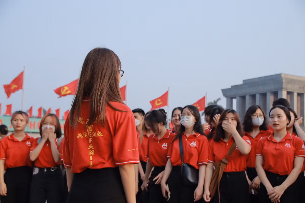 Đã thành thông lệ từ nhiều năm nay, cứ đến sinh nhật Bác, CLB Thanh niên Vận động Hiến máu Học viện Báo chí và Tuyên truyền đều tổ chức cho các thành viên tham dự lễ chào cờ tại Quảng trường Ba Đình.