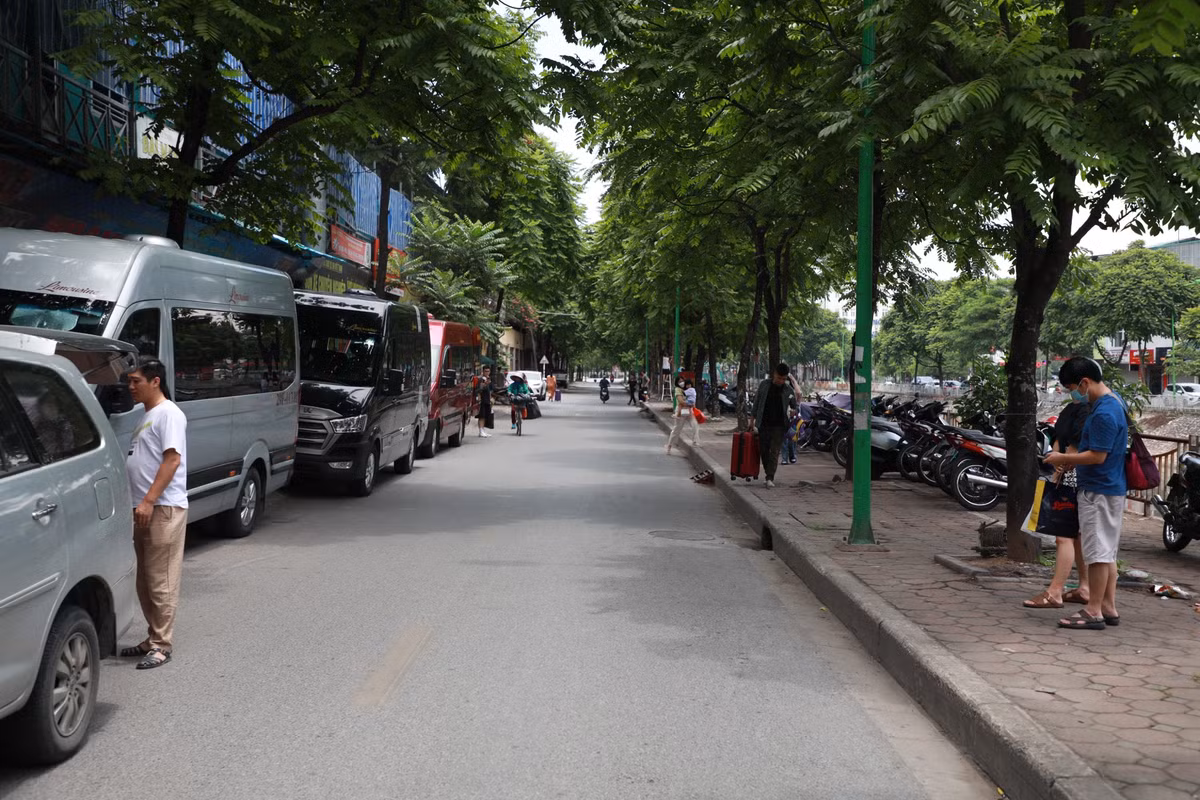 Hàng dài các phương tiện ô tô đỗ chiếm nửa lòng đường, xe máy đỗ tràn lan trên vỉa hè dọc 2 bên đường Nguyễn Lân, Hà Kế Tân (phường Phương Liệt).