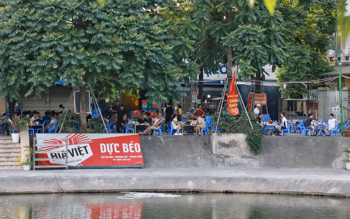 Hồ điều hòa này vừa chứa nước mưa, tạo cảnh quan và là nơi đi bộ, tập thể dục, nhưng bị biến thành nơi ăn nhậu đã nhiều năm nay. Trong đó, lớn nhất là quán bia Dực Béo với hàng trăm bàn.
