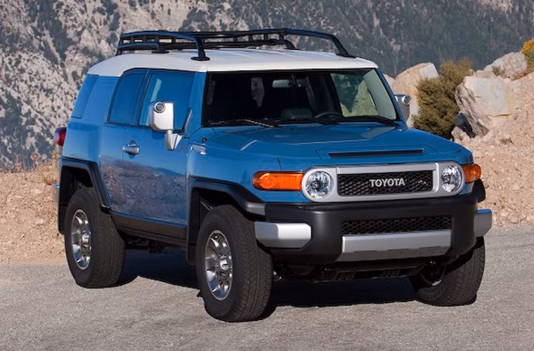 Dòng xe Jeep Wrangler đã từ lâu khó kiếm đối thủ vì dòng Geo Tracker những năm 90 không đủ cứng cáp và dòng Nissan Xterra cũng vậy. Toyata định đưa FJ Cruiser với những cải tiến phuột và bánh để cạnh tranh với Jeep, nhưng dường như, chiến lược này không mấy thành công. Kết quả: vẫn còn một ít FJ lưu kho để bán ra trong năm 2015.