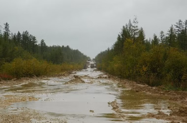 Con đường nối giữa Siberia và Yakutsk đặc biệt nguy hiểm vào mùa đông, vốn kéo dài tới 10 tháng. Tuyết dày, băng, tầm nhìn hạn chế là những hiểm nguy thường trực. Khổ nỗi, đây là con đường độc đạo để đến thành phố Yakutsk, Liên bang Nga.