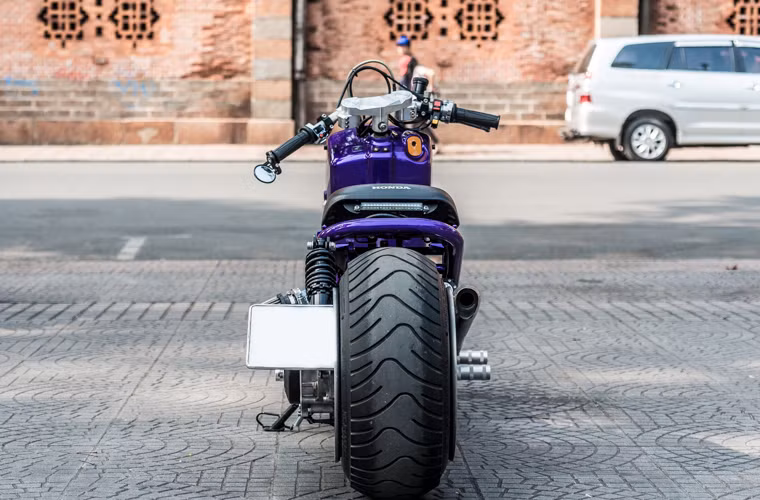 Zoomer nguyên bản có hai bánh đường kính nhỏ (12") nhưng bề ngang lại rất to. Trong quá trình độ, người ta đã thay mâm mới có chiều ngang của mâm to hơn để tăng kích thước vỏ sau. Mặc dù gắn vỏ 140 nhưng sau khi gắn vào mâm được bè ra thêm nên nhìn ngang ngửa như bánh 180mm của những chiếc xe phân khối lớn.