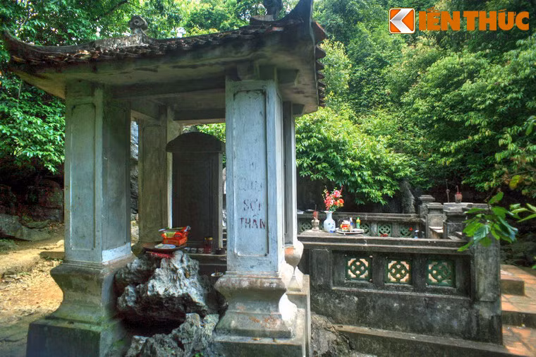 Bên trái lăng có một nhà bia, bên trong là tấm bia đá có đề chữ: "Đinh triều, Tiên Hoàng để chi lăng, Minh Mạng nhị thập nhất niên ngũ nguyệt, sơ nhị nhật phụng sắc kiến". Mặt sau bia cũng có đề "Hàm Nghi nguyên niên cửu nguyệt, nhị thập tứ nhật trùng tu tiên đế lăng".