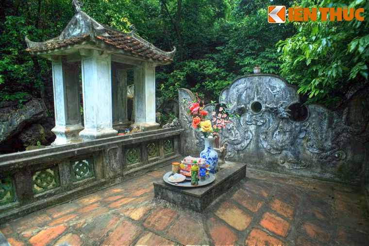 Tương truyền, nơi xây lăng vua Đinh Tiên Hoàng là khoảng đất võng xuống thấp mà dân gian hình dung là cái yên ngựa. Lăng được xây ở đây với hàm ý vị hoàng đế vĩ đại như vẫn ngồi trên yên ngựa để bảo vệ đất nước.