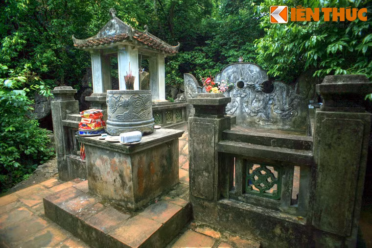 Lăng gồm có một bệ thờ ở phía trước, mộ phần được bao quanh bằng tường thấp ở phía sau. Bình phong hậu có hình rồng chầu nguyệt.