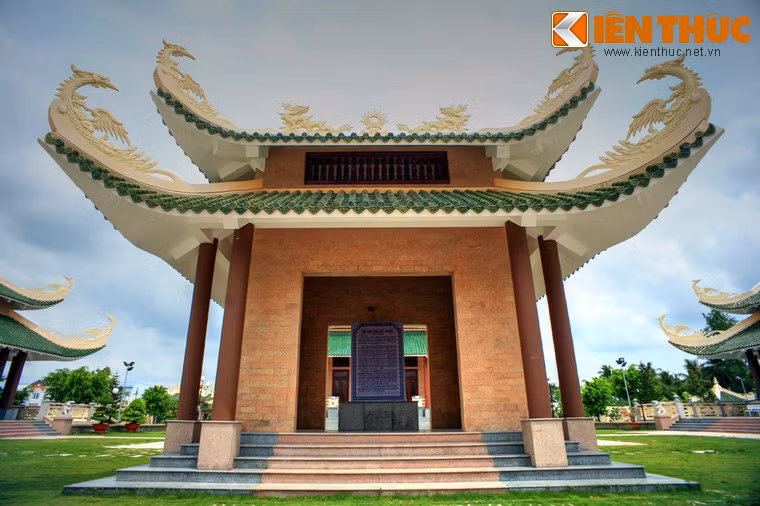 Tại Trà Vang, ông bị vu cáo vì bênh vực bà con người Khmer nghèo bị ức hiếp trong vụ Láng Thé và chờ triều đình xét xử. Thương chồng bị hàm oan, vợ ông là bà Nguyễn Thị Tồn, một mình ra Huế dâng trạng minh oan cho chồng. Cảm kích hành động can trường của bà, vua Tự Đức tha tội chết cho Bùi Hữu Nghĩa. Ảnh: Nhà bia trong khu tưởng niệm.