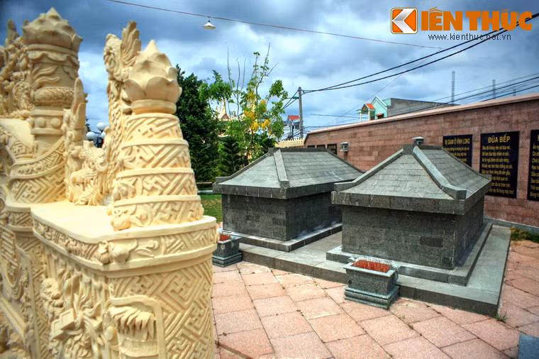 Mộ ông được xây dựng năm 1872 bằng đá ong. Từ năm 2010 đến 2012 được trùng tu và xây dựng khu tưởng niệm mới theo lối kiến trúc cổ với quy mô hoành tráng, giá trị thẩm mỹ cao. Ảnh: Mộ phần của thủ khoa Bùi Hữu Nghĩa và vợ là bà Nguyễn Thị Tồn.