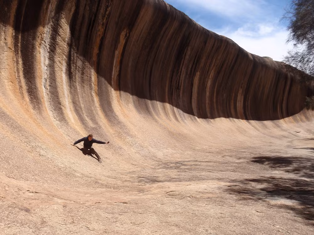 Hàng năm, có rất nhiều du khách từ khắp nơi trên thế giới đến với Wave Rock đẻ trải nghiệm cảm giác "lướt sóng trên đá" ở nơi đây.