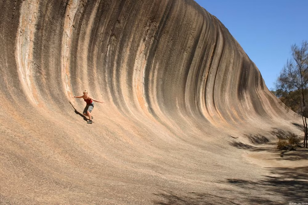Wave Rock ( Đá Sóng) là tên gọi của một hiện tượng địa chất độc đáo nằm gần thị trấn Hyden ở miền Tây Australia.