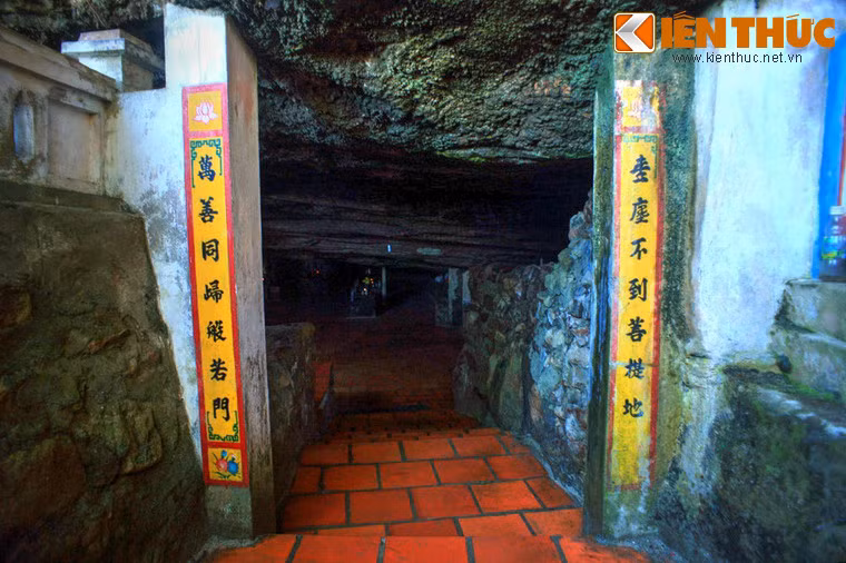 Lối vào chính điện.