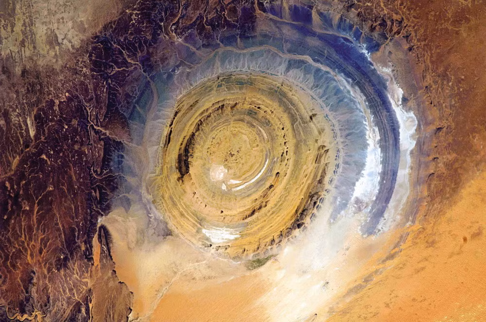 Nằm ở phía Tây sa mạc Sahara - sa mạc lớn nhất trên trái đất, Mắt Sahara hay còn gọi là Khối cấu trúc Richat được coi là một trong những kiến tạo địa lý kỳ lạ nhất trên thế giới.