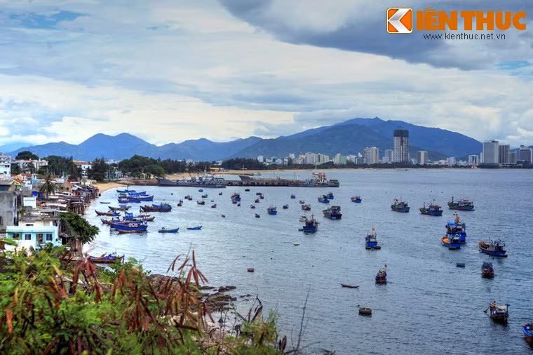 Ngày nay, lầu Bảo Đại là một điểm du lịch nổi tiếng của TP Nha Trang. Ảnh: Thành phố Nha Trang nhìn từ lầu Bảo Đại.