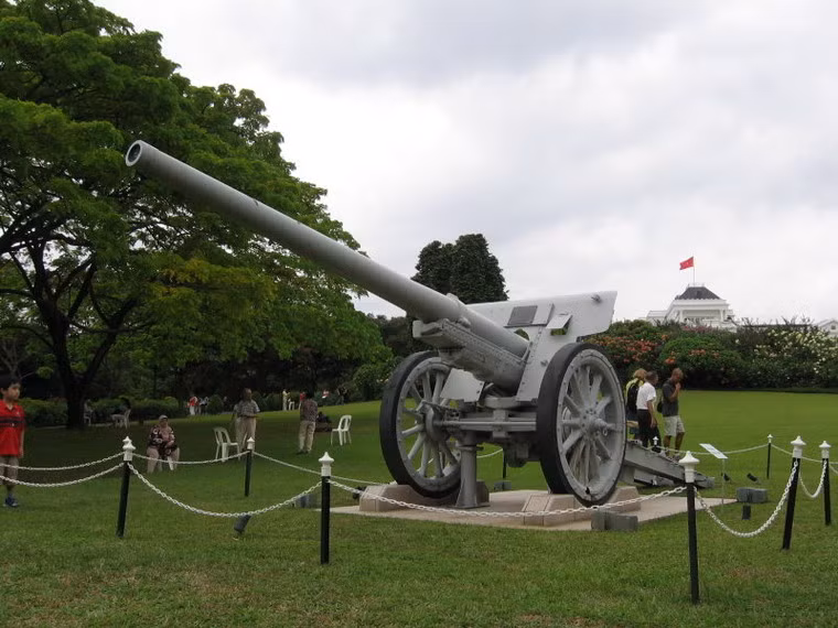 Bên cạnh các công trình lịch sử, dinh Istana còn là nơi lưu giữ nhiều hiện vật quý giá của Singapore trong thế kỷ 20, như khẩu pháo mà quân Nhật từng đặt ở đây thời Chiến tranh thế giới 2.