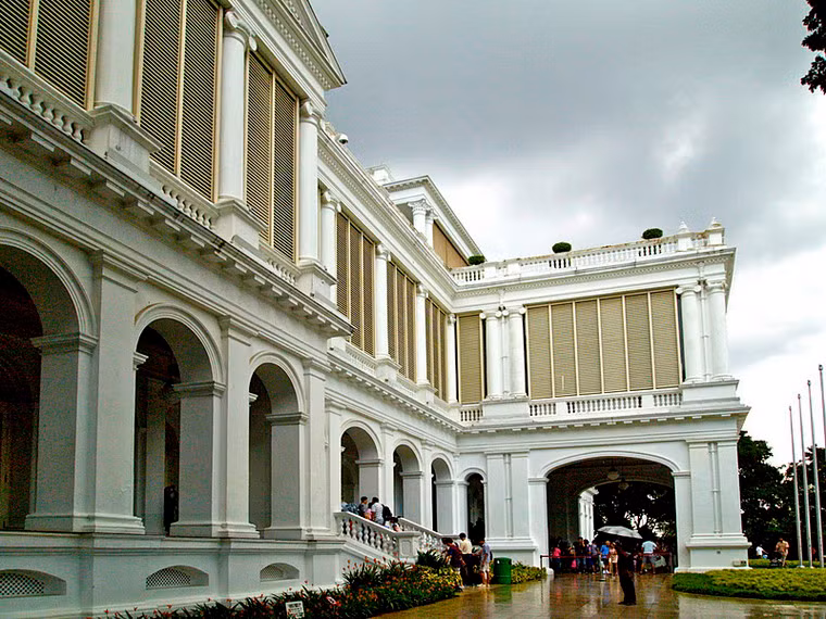 Kể từ đó cho đến năm 1959, dinh Istana được dùng làm nơi ở và văn phòng chính thức của các Thống đốc Anh. Sau khi Singapore trở thành quốc gia độc lập, dinh tiếp tục phục vụ các nhà lãnh đạo mới của đảo quốc Sư tử.