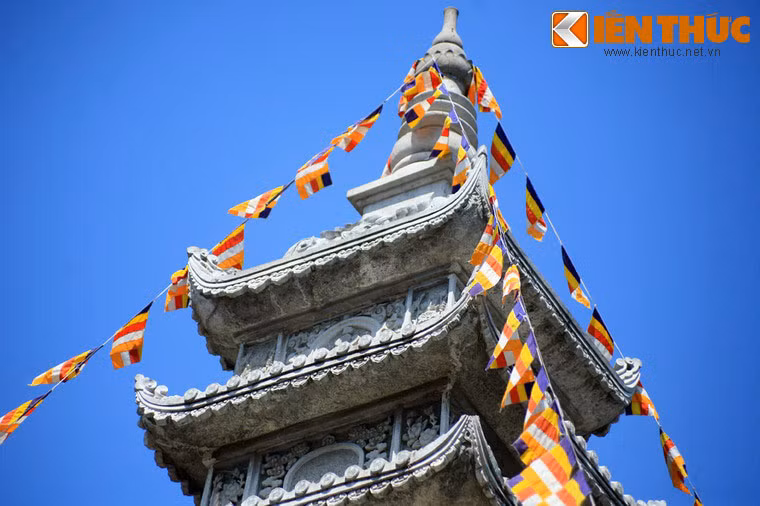 Tổ đình Vĩnh Nghiêm có nguồn gốc từ chùa Vĩnh Nghiêm ở thôn Đức La, Bắc Giang - Trung tâm thiền học Phật giáo đời Trần, nên họa tiết điêu khắc trên tòa tháp mang đậm dấu ấn đời Trần.