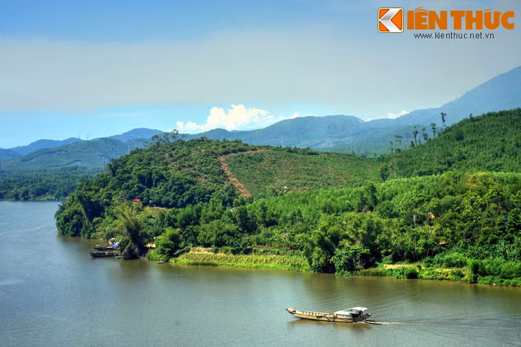 Nằm ở bờ sông đối diện là núi Ngọc Trản với điện Hòn Chén - một di tích lịch sử quan trọng của Huế - nằm ở sườn núi.