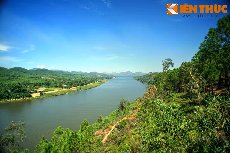Đúng như tên gọi, đứng từ trên đồi Vọng Cảnh có thể bao quát bức tranh phong cảnh thiên nhiên kỳ vĩ của xứ Huế.