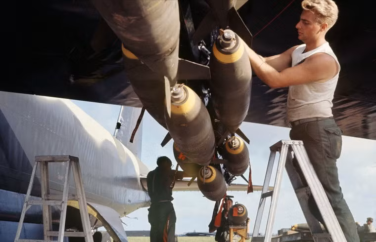 Nhân viên kỹ thuật lắp bom lên các giá bom bên ngoài. Mỗi chiếc B-52 có tải trọng bom tối đa 30 tấn.