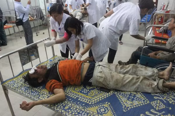 Các nhân viên y tế đang chăm sóc công nhân bị thương.