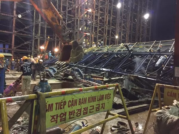 Thượng úy Nguyễn Huy Tăng, Bộ đội Biên phòng Hà Tĩnh, người đang có mặt tại hiện trường cho biết còn khoảng 100 công nhân đang bị mắc kẹt trong đống đổ nát. Ảnh: Tiền Phong.