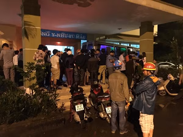 Ông Đặng Quốc Khánh, Phó chủ tịch UBND tỉnh Hà Tĩnh có mặt tại hiện trường cho biết, tỉnh đã huy động lực lượng công an, biên phòng cùng tất cả công nhân có mặt tại công trình với tổng cộng khoảng 500 người tham gia cứu hộ. Ảnh: Vietnamnet.