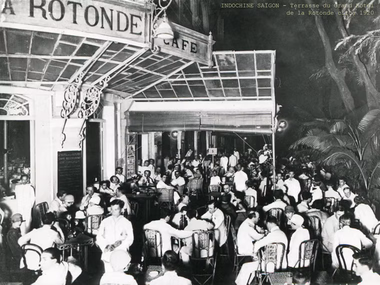 Cả hai quán Café de la Terrace và Café de la Rotonde đều là nơi lui tới quen thuộc của người Pháp và những người Việt có học thức, địa vị của Sài Gòn xưa.