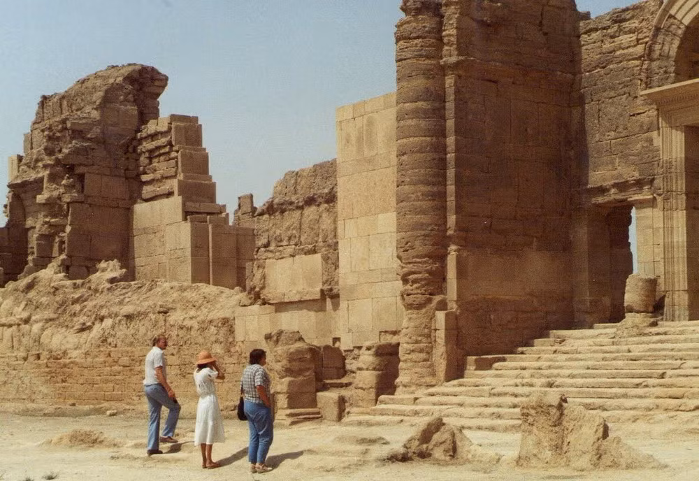 Thế nhưng dưới thời Saddam Hussein, Hatra đã bị đóng cửa hoàn toàn, và chỉ một số ít nhà nghiên cứu nước ngoài được phép tiếp cận.