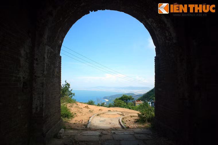 Nằm ở vị trí chiến lược của đèo Hải Vân, vào thời đó Hải Vân Quan là một cơ cấu phòng thủ rất kiên cố, có khả năng để đẩy mọi cuộc tấn công bất ngờ và kiểm soát có hiệu quả mọi sự qua lại ở nơi đây.